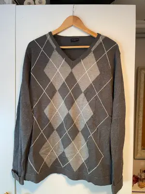 En tröja med mönster. Storlek: L.