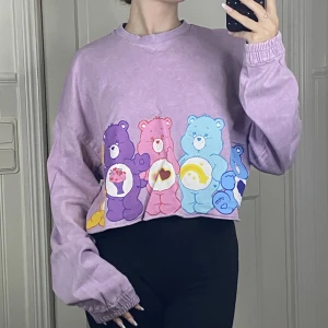 Cropped sweatshirt  - Cropped sweatshirt med Krambjörnarna från bershka i storlek s. Använd men fortfarande i bra skick. Säljer för 150 kr plus frakt. 💖