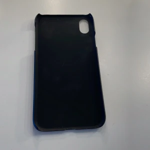 Mobilskal svart  - Ett ideal of Sweden skal, enkelt &  svart, tyvärr en liten spricka i ena hörnet (se bild 3), sällen använt. Funkar till ett plånboksmobilskal. Passar till iPhone XR.