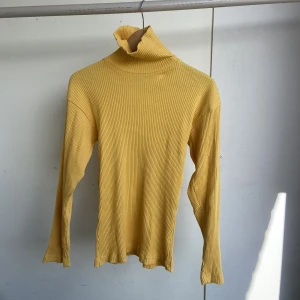 Gul polotröja  - Fin gul polotröja, perfekt till sommarkvällar 