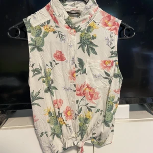 Blus - Blommig blus med knappt fram från HM! Storlek 164! Använd 1-2 gånger!