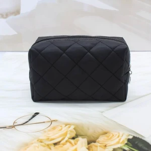 Necessär  - Säljer denna necessär/sminkväskan från shein då jag råka beställa två, helt oanvänd, för frågor är de bara att skriva💕