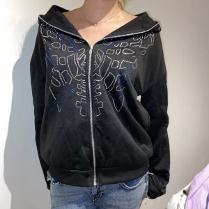 As cool dragkedje kofta - En fet cool kofta som man kan dra upp hela vägen med små diamanter på 🥶🥶jätte snygg och mjuk inuti 🤩 fett gangsta 