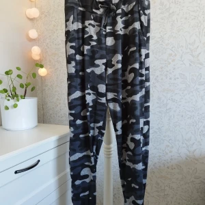 Byxor  - Mjuka byxor från Madlady i storlek L.