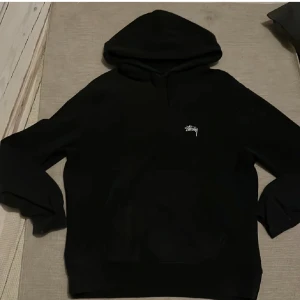 Stussy hoodie - Stussy hoodie, skick: 7-8/10, inga skador. Nypris ligger på 1600kr+.  Storlek M, passar allt från 175-185cm beroende på hur man vill att den ska sitta!