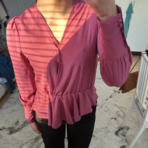 Finblus - Fuchsia finblus i nyskick från NAKD. ❗️3 för 2 på allt❗️