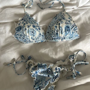Bikini - Så fin bikini, köpt för flera år sedan så finns inte att få tag på längre💙💙Överdelen är i storlek 38 och underdelen i storlek 36💙