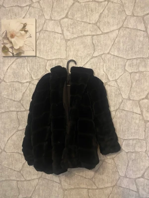 Pälsjacka gold&silver - Jätte fin pälsjacka som kommer inte i användning här ☺️