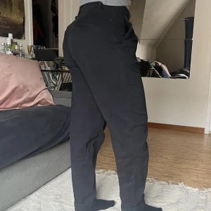 svarta byxor - Snygga byxor 💕