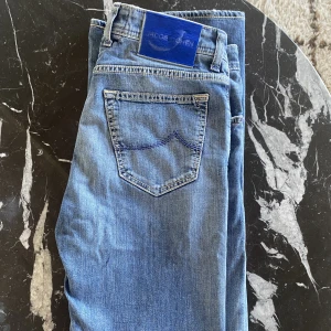 Jacob Cohen jeans - Säljer min Jacob Cohen jeans i mycket bra skick (9/10). Då dem inte har kommit till användning, för fler bilder eller frågor är det bara att skriva🙌🏼👍🏼priset är ej hugget i sten