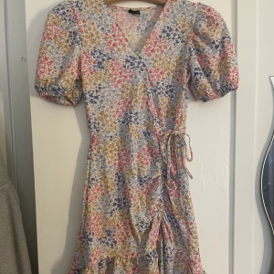 blommig sommarklänning - fin klänning till sommaren💓från ginatricot