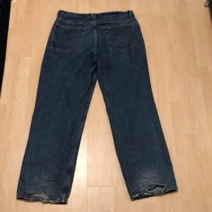 Jeans BAGGY  - säljer mina VAILENT jeans då dem inte används! Hål vid hälarna syns på bild 2 stlk l baggy