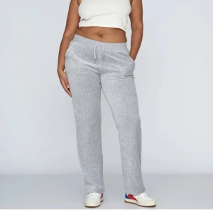 Juicy Couture - Säljer dessa grå juicy byxor som jag inte längre använder. Inga defekter. Frakten ingår i priset💗 Eventuellt byta mot annan färg