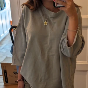 Trekvarts arm tröja - Typ ljusgråblå tröja med trekvartsarmar. Lappen säger xs men den skulle absolut sitta bra på s-m också då den är oversized! (Jag är XS-S för referens)