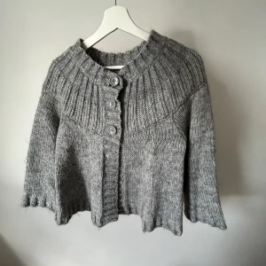 Stickad kofta - Säljer denna trekvarts/lång ärmade kofta som är skitsnygg och trendig nu och perfekt till hösten passar S/M. Köparen står för frakt💕