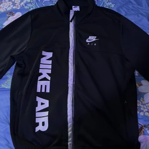 Nike Air Tröja - Nike Air tröja i storlek L som kommit till användning en gång på grund av storleken på tröjan