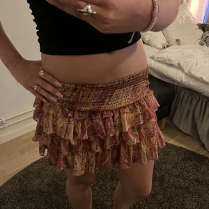 Kjol  - Snyggaste kjolen som är slutsåld från zara och som är väldigt eftertraktad!!❤️🙏🏽