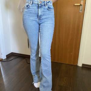 Ligmidjade/midwaist jeans från bikbok 