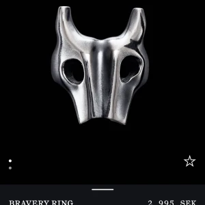 Bravery ring Maria nilsdotter - Säljer denna Bravery ring från Maria Nilsdotter, den är i ett väldigt bra skick. Säljer pga den är i för stor!   Köpt för 2995 men eftersom att den är i så bra skick så säljer jag för 2000, pris kan diskuteras!  🩷🩷