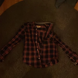 Skjorta - Riktigt snygg och rutig skjorta med färgerna vitt, svart och rött, nästan helt oanvänd.