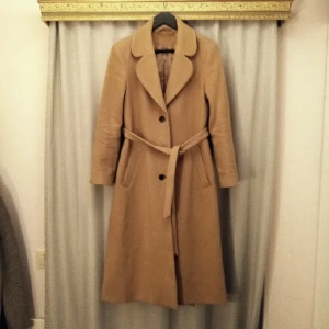 & Other Stories Kappa Dam Beige Ull St36 - Kamelfärgad kappa i ullblandning (80% ull) från & Other Stories. Storlek 36. Perfekt skick, mycket lite använd. Nypris ca 1800kr. Säljer pga att det är fel storlek. 