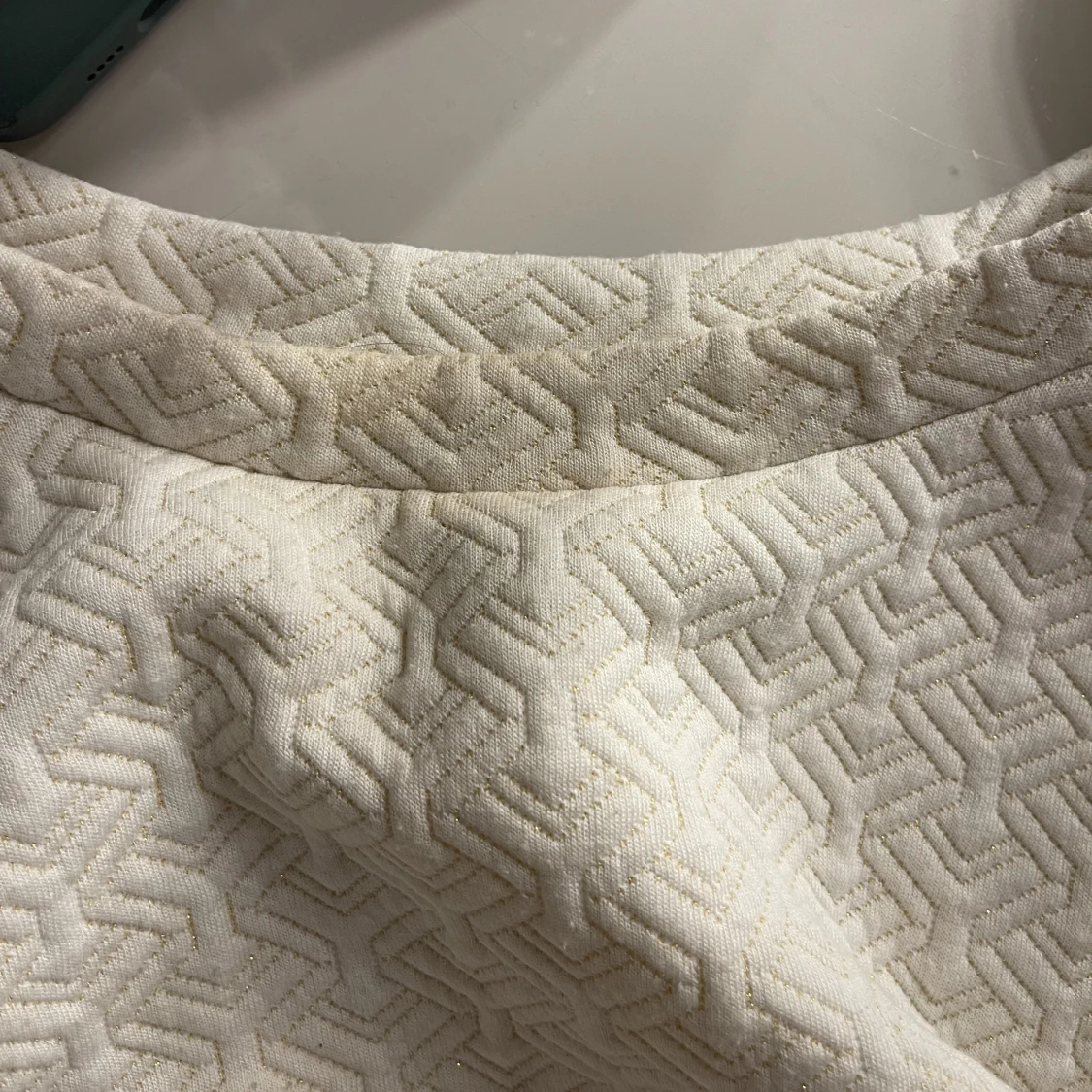 Krämvit tröja med guld detaljer - 90