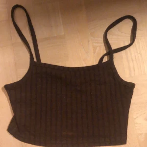 Linne - Snyggt linne. Använts men utan defekter eller slitningar. Perfekt till basplagg. :)