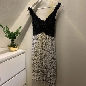 Nattlinne - Nattlinne från Hunkemöller med justerbara axelband. Tyget är mjukt och lätt mot kroppen🌛