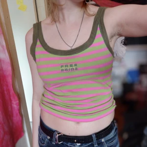 Grönt och rosa randigt linne - Begagnat linne köpt på Humana med coola färger!!