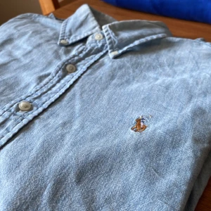 Ralph Lauren Skjorta - Denimfärgad, något klarare färg än på bild.  8/10 (inga defekter)  Nypris: 1100kr