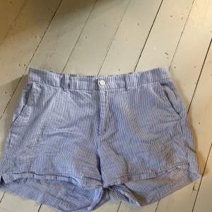 Snygga blå vit randiga pyamasshorts ifrån HOLLY & WHITE by Lindex i fint skick