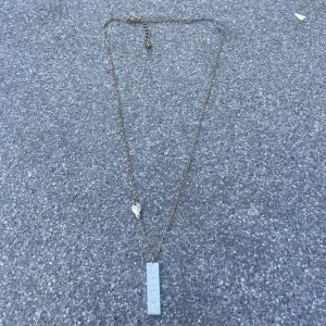 Gulligt halsband  - Gulligt halsband från ur och Penn. Har två olika mönster på berlocken