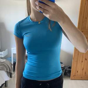 Ljusblå t-shirt i träningsmaterial, storlek xs. Reebok Sitter tight och som en smeck. Skriv privat för mer info eller fler bilder osv!☺️