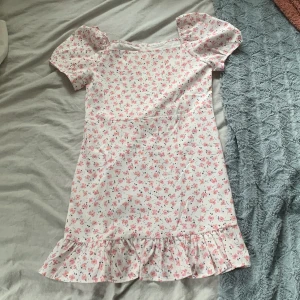 Klänning - Blommig klänning 100kr Använd 1 gång