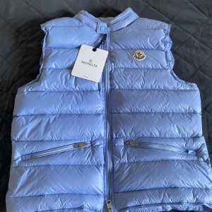 Moncler gui baby blue  - Ny och fräsch baby blue väst i storlek 2. Tags medföljer!! Kan mötas upp och frakta 