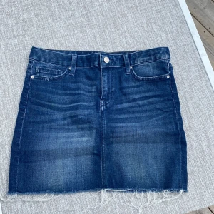 jeanskjol - jeanskjol från tommy hilfiger, storlek 2 motsvarar ungefär 36