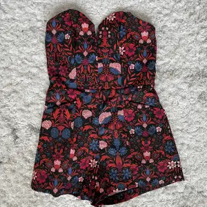 Blommig jumpsuit från H&M som är helt oanvänd, alltså nyskick. Storlek 36, passar även mindre. ❗️3 för 2 på allt❗️