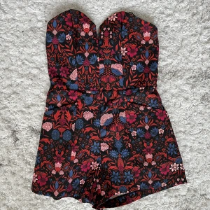 Jumpsuit - Blommig jumpsuit från H&M som är helt oanvänd, alltså nyskick. Storlek 36, passar även mindre. ❗️3 för 2 på allt❗️