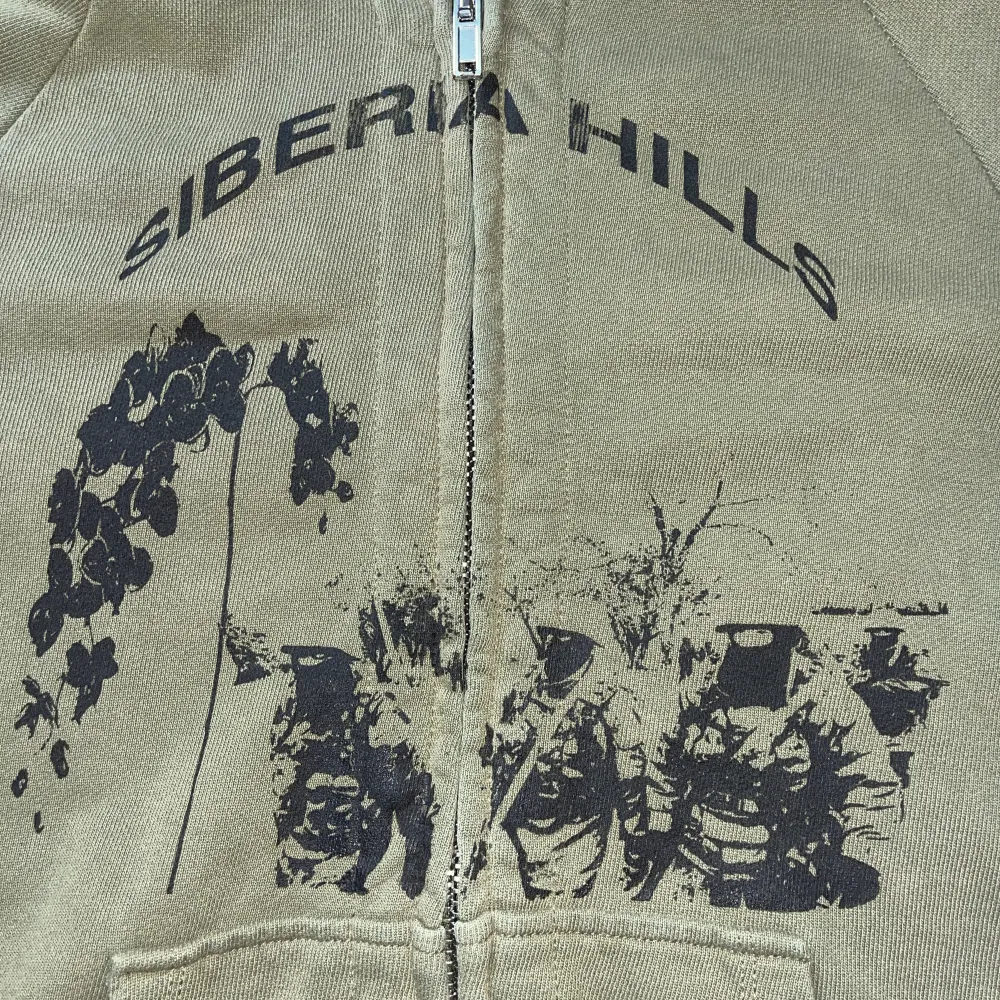 Siberia Hills zip up hoodie i storlek s. Knappt använd och är i perfekt skick. Hoodies.