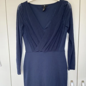 Snygg mjuk blå klänning stl S - Skön mjuk klämmig 