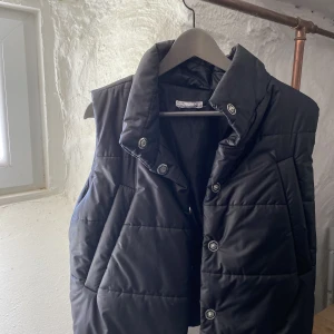 Designbysi väst - Säljer min fina väst från designbysi, köptes förra hösten och är endast provad en gång. Inga defekter inga tecken alls på användning. Köptes för 500kr.