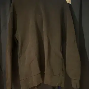 Svart hoodie från Gina tricot