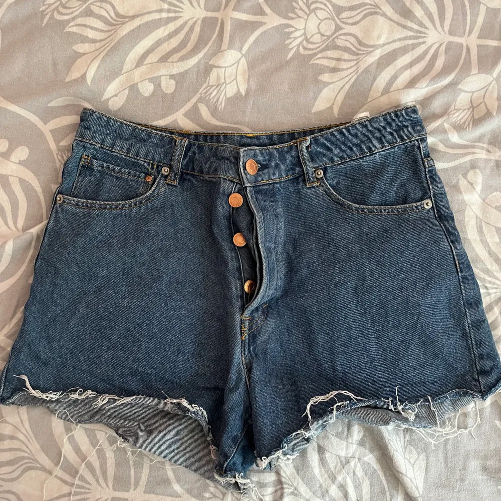 Snygga jeansshorts som inte kommer till användning längre, i bra skick. Shorts.