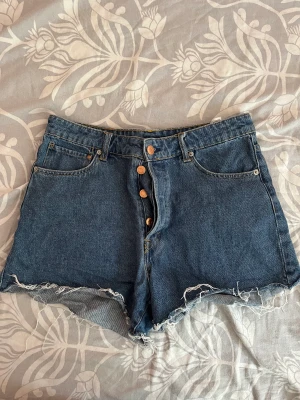 Jeansshorts - Snygga jeansshorts som inte kommer till användning längre, i bra skick