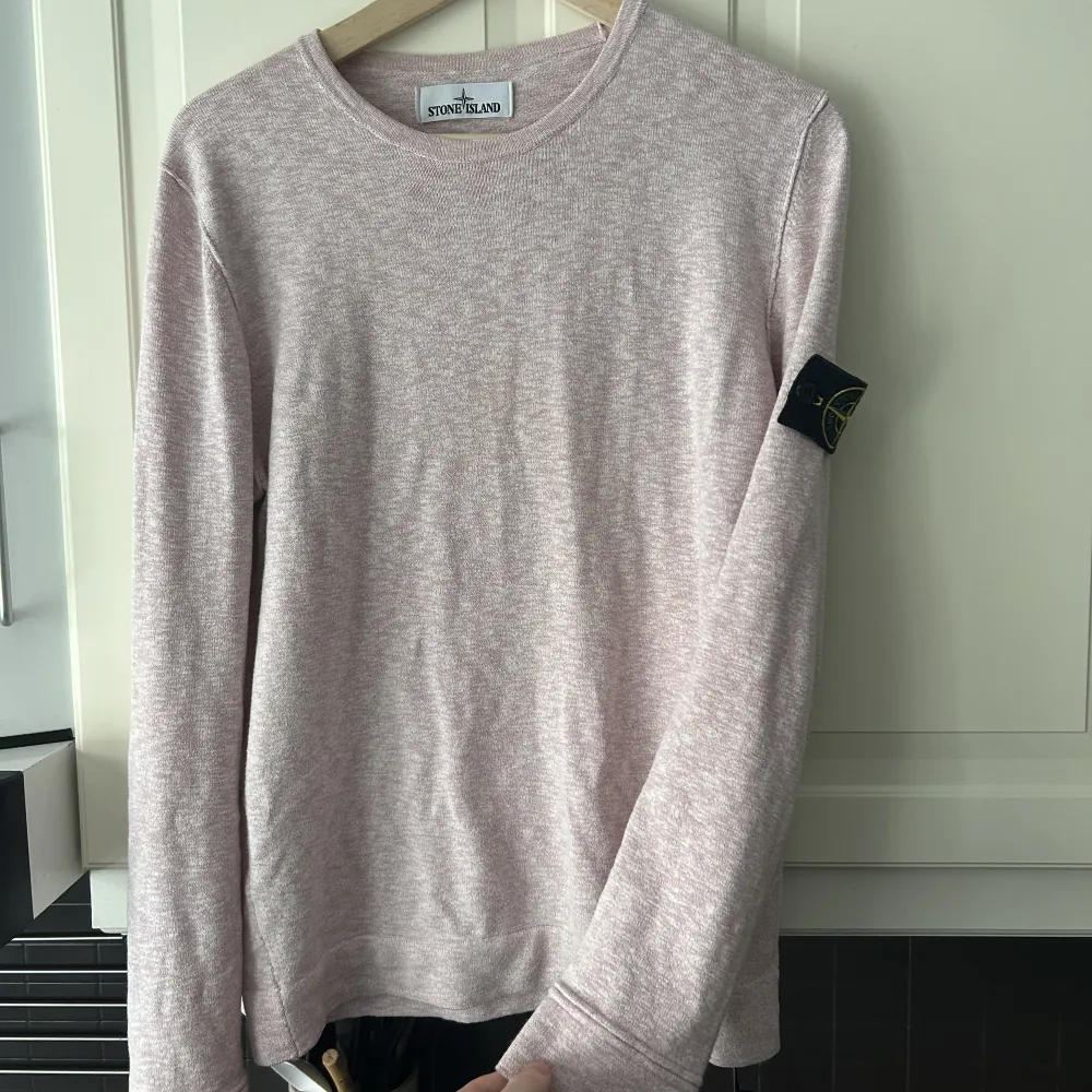 Finstickad stone island sweatshirt i färgen ljust rosa/vitmelerad. Denna färg är slutsåld i butik. Stickat.