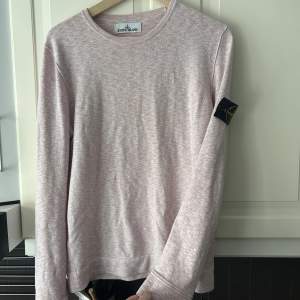 Finstickad stone island sweatshirt i färgen ljust rosa/vitmelerad. Denna färg är slutsåld i butik