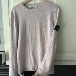 Stone Island sweatshirt  - Finstickad stone island sweatshirt i färgen ljust rosa/vitmelerad. Denna färg är slutsåld i butik