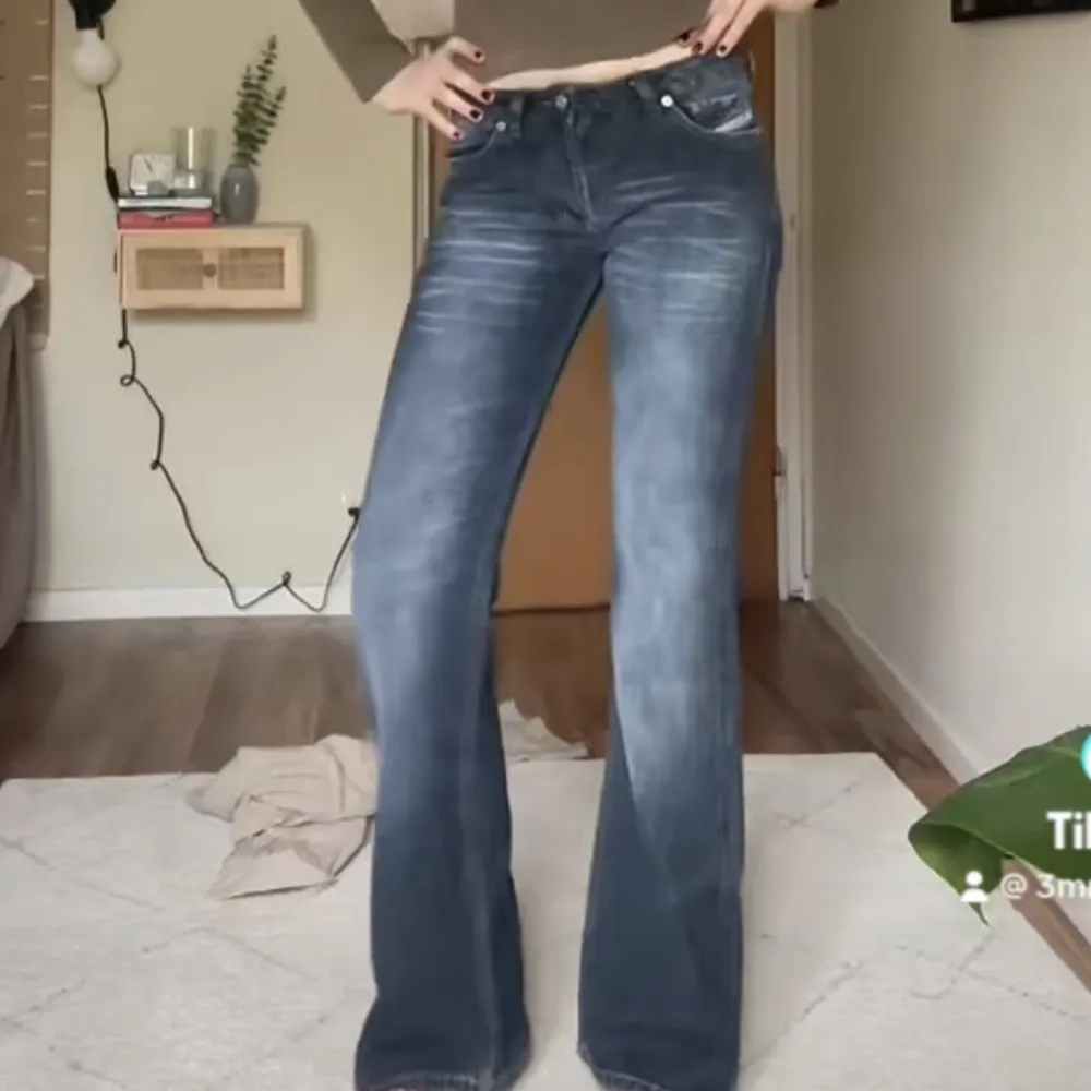 De absolut snyggaste jeansen jag hittat! Säljer pga för tajt midja. Vintage diesel jeans😍storlek 30 men sitter som 27-28 Innerbenslängd: 83cm Midjemått: 36cm tvärsöver. Jeans & Byxor.