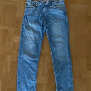 Fina jeans från Jack & Jones. Säljer billigt  Storlek 32/34