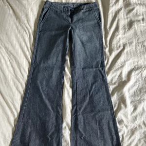 Lågmidjade byxor - Super snygga bootcut byxor med låg midja som jag köpt på humana för cirka 1 år sedan. Lit för långa för mig som är 160 därav säljes de. Står ingen storlek men skulle uppskatta det till strl 34/36. Bara att skriva vid frågor! Köparen står för frakten.